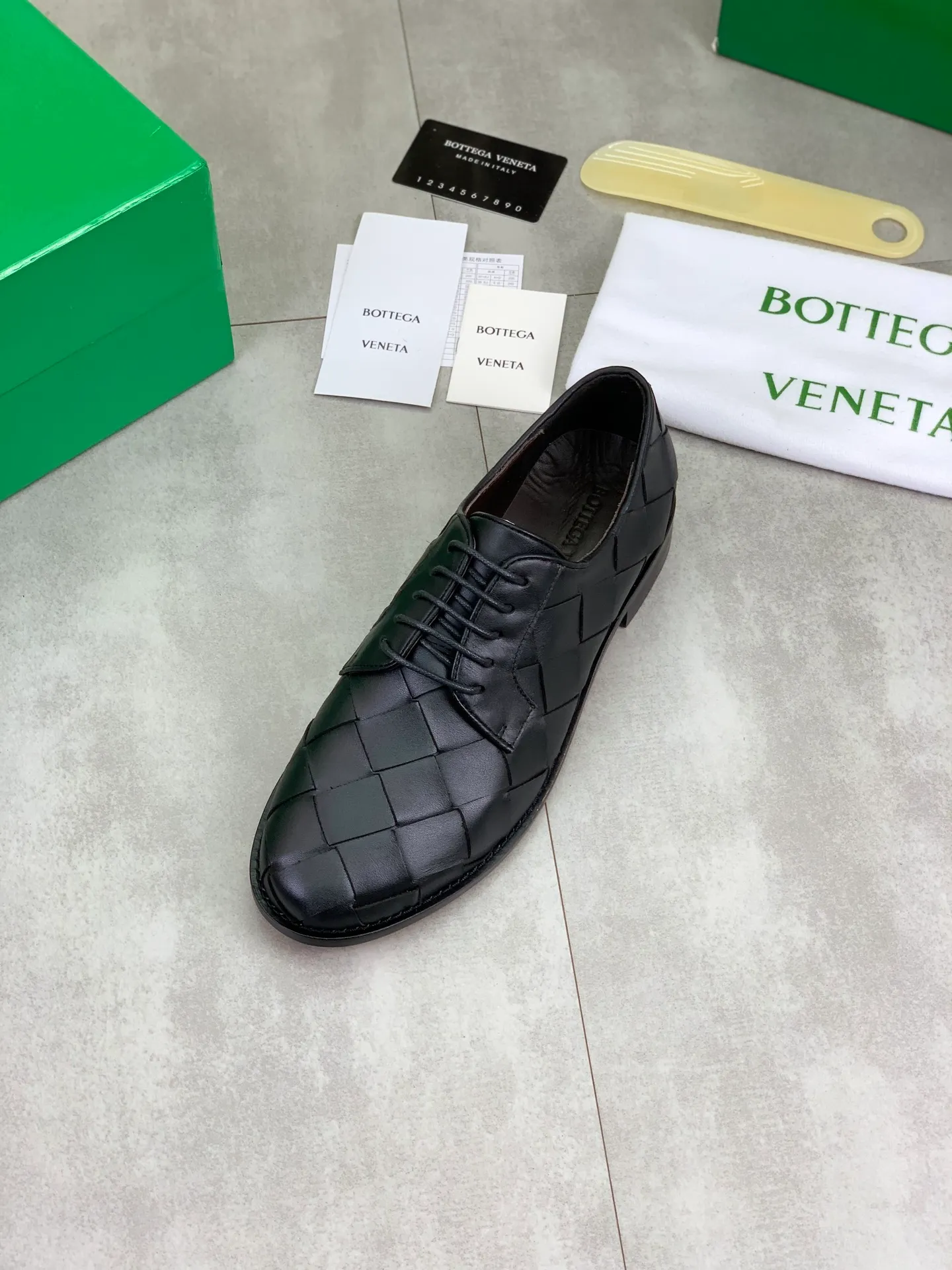 Factory price P860💰Top quality (genuine leather outsole series)💎💎💎 BOTTEGA VENETA official website synchronizes the latest model, top version of the highest version of BV business leather shoes in the market, accept material comparison, shoe type comparison, process comparison, practical and textured, versatile and suitable for any occasion, the more you look at it, the more flavorful it becomes. Pure hand-woven craftsmanship - upper material, imported original hand-woven calfskin - high-quality water-dyed cowhide inside - original private model customized handmade leather outsole -Size: female 35-39 (34 40 customized) male 39-44 (38 45 customized) Comes with original BV green box, complete packaging.